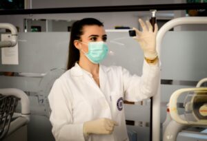 une femme dans un laboratoire tient un échantillon pour un test ADN