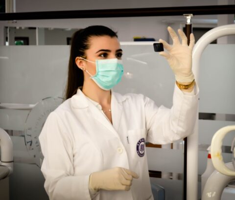 une femme dans un laboratoire tient un échantillon pour un test ADN