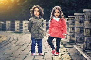Tendances mode enfant 2026 : couleurs et motifs à adopter