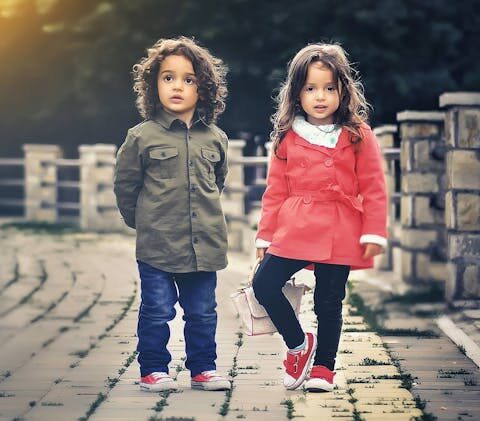 Tendances mode enfant 2026 : couleurs et motifs à adopter