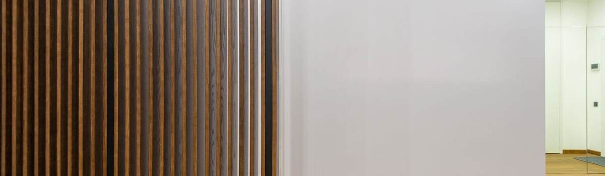intérieur moderne avec parquet, cloison bois, mur blanc, éclairage plafond