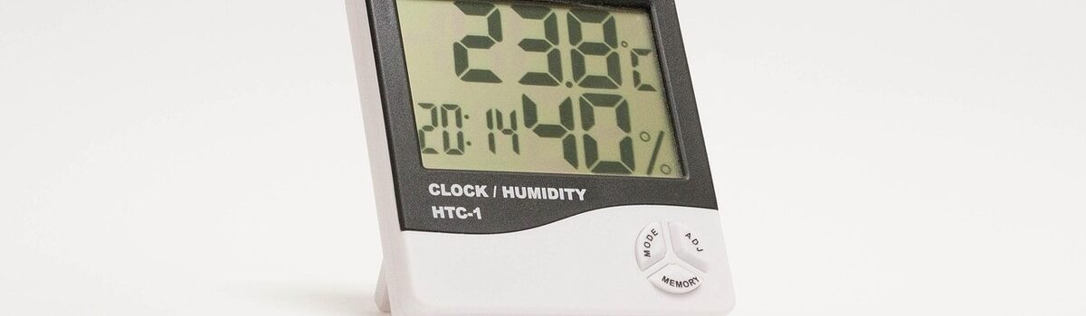 Appareil affichant 23,8°C et 40% d'humidité, avec l'heure 20:14