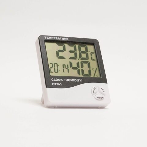 Appareil affichant 23,8°C et 40% d'humidité, avec l'heure 20:14