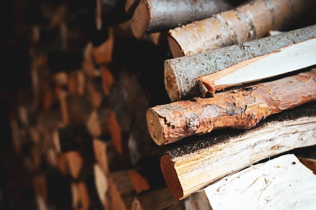 Pile de bois de chauffage empilée à l'intérieur, couleur naturelle