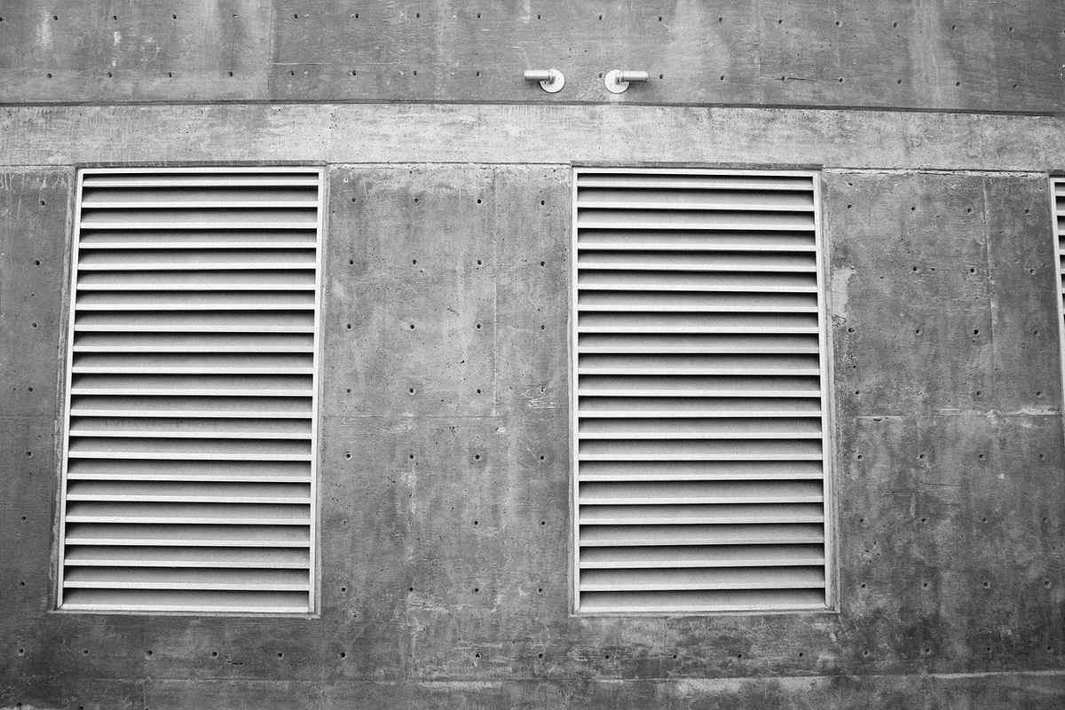 Grille d’entrée d’air installée sur une fenêtre